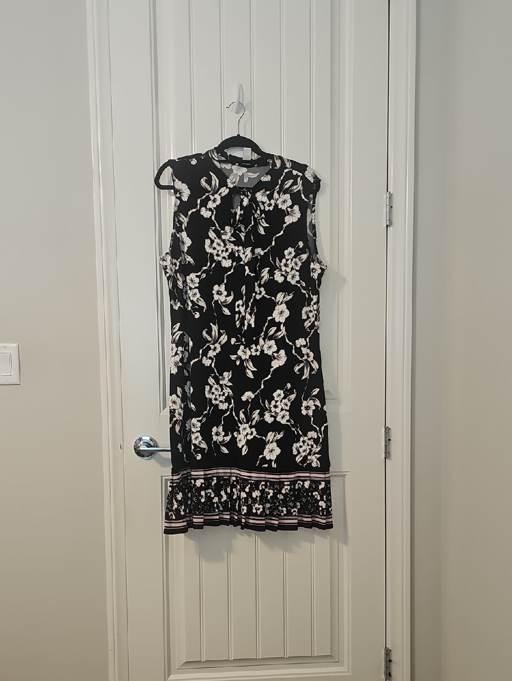WHBM Sleeveless Black & White Floral Shift Dress